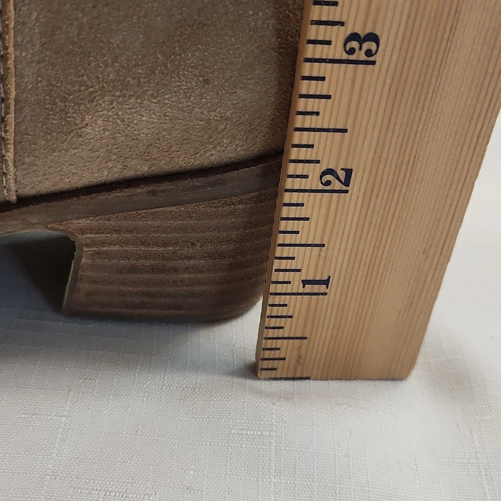 Lucky Brand Goddiy Western Ankle Booties. Taupe Suede. Size 6